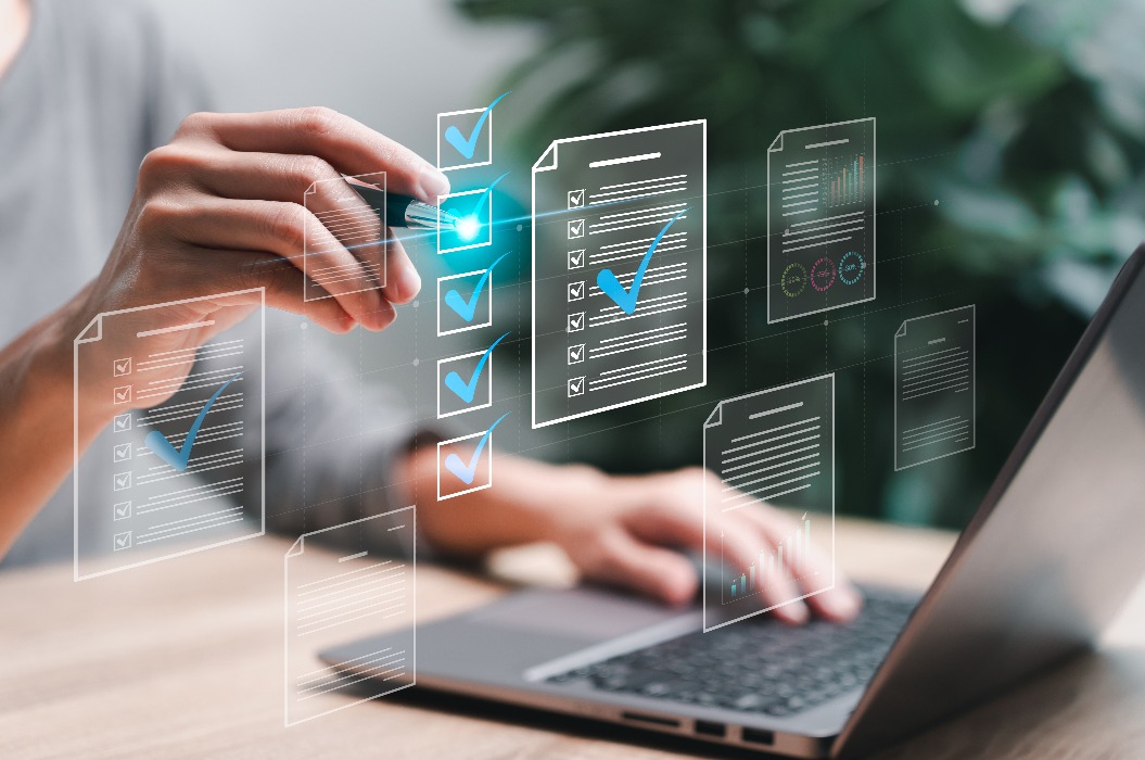 Dokumentenmanagement-Konzept, Geschäftsfrauen prüfen elektronische Dokumente auf digitalen Dokumenten auf dem virtuellen Bildschirm Dokumentenmanagement-System und Prozessautomatisierung, um effizient papierlos zu arbeiten