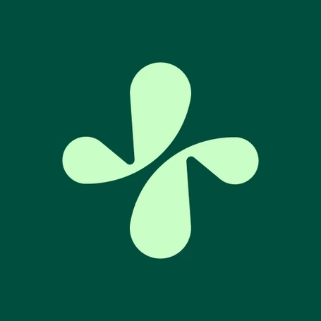 Hellgrünes abstraktes Symbol mit vier tropfenförmigen Armen auf dunkelgrünem Grund