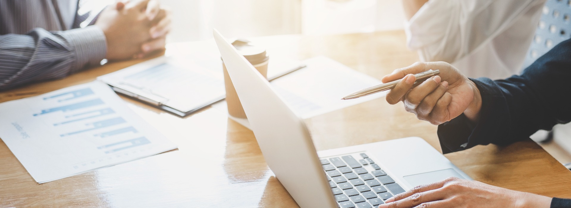 Treffen einer Gruppe von Startup-Unternehmern, Junge kreative Mitarbeiter