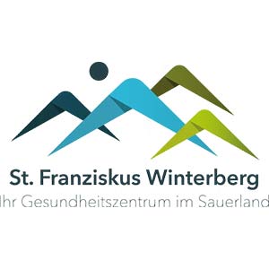 Das Logo zeigt stilisierte Berge in Blau und Grün mit abstrakter Figur darüber