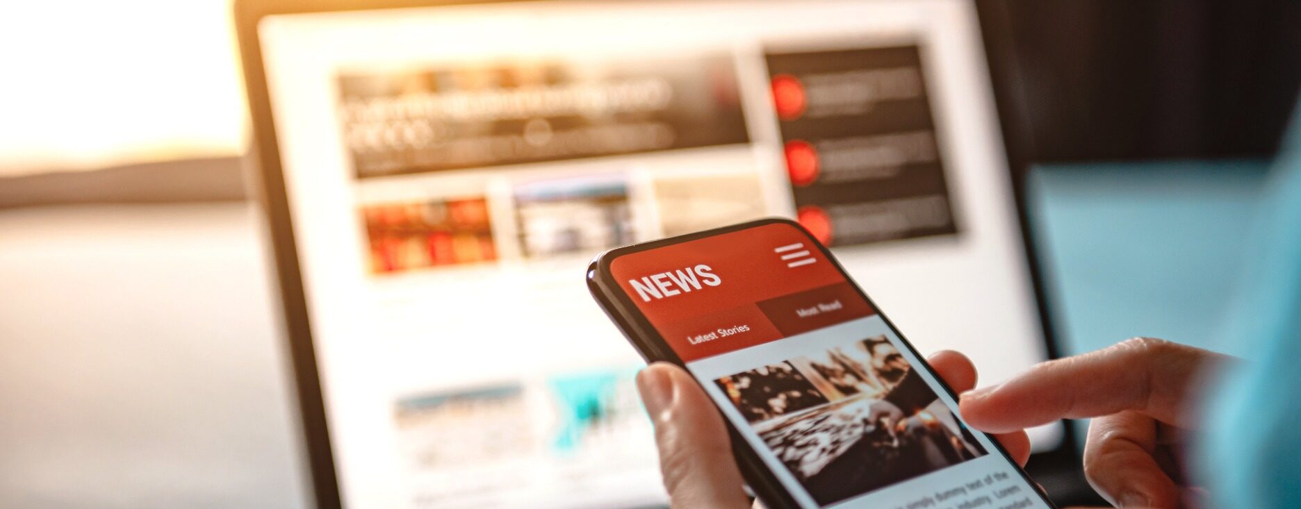 Online-Nachrichten auf einem Smartphone. Website-Mockup. Frau, die Nachrichten liest