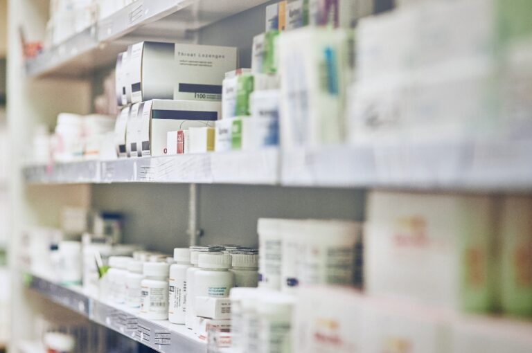 Nahaufnahme: Apotheke und Medizin im Zusammenhang mit Gesundheitsversorgung, Tabletten sowie ein Regal mit Schachteln, Flaschen und Arzneimitteln. Nahaufnahme: Medikamente und Verpackung mit Behälter, Einzelhandel und Geschäft mit pharmazeutischen Artikeln oder Produkten