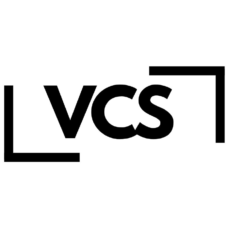 Schwarzes VCS Logo mit Buchstaben zwischen zwei eckigen Klammern gestaltet
