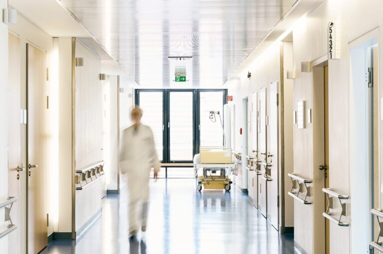 Krankenhaus Arzt unscharf von vorne laufen